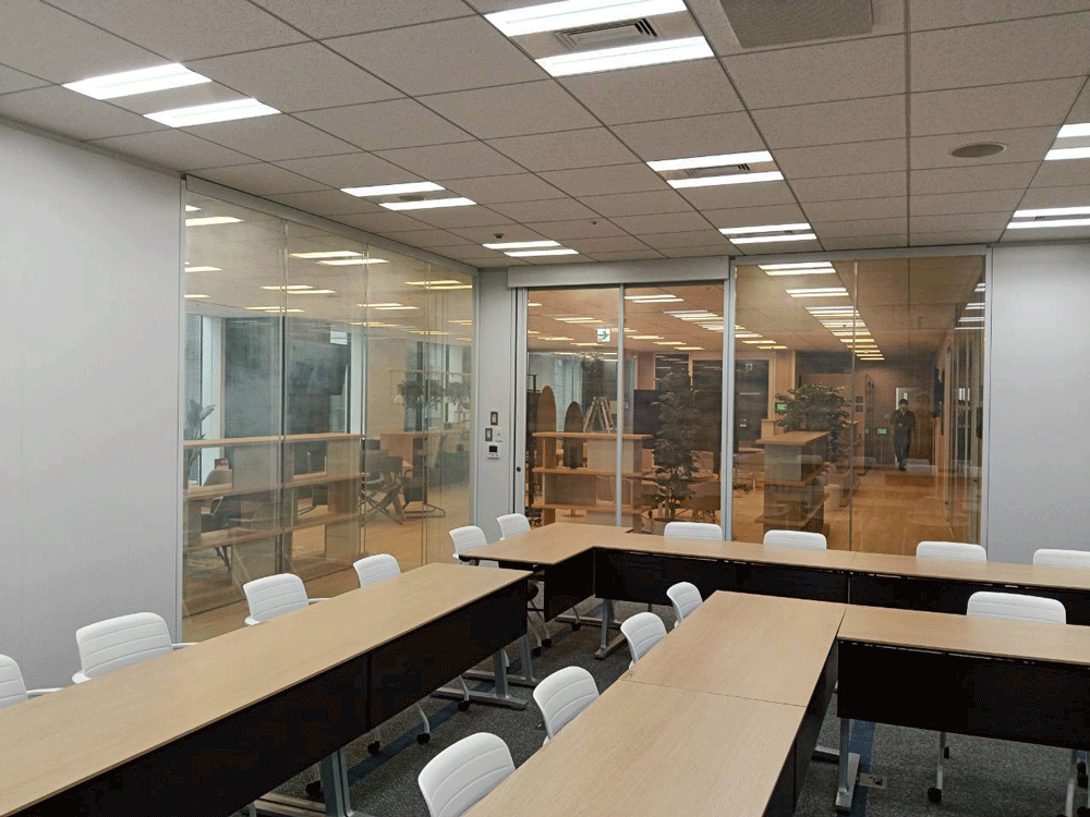 調光フィルムMISKA施工事例 オフィスリノベーション 会議室